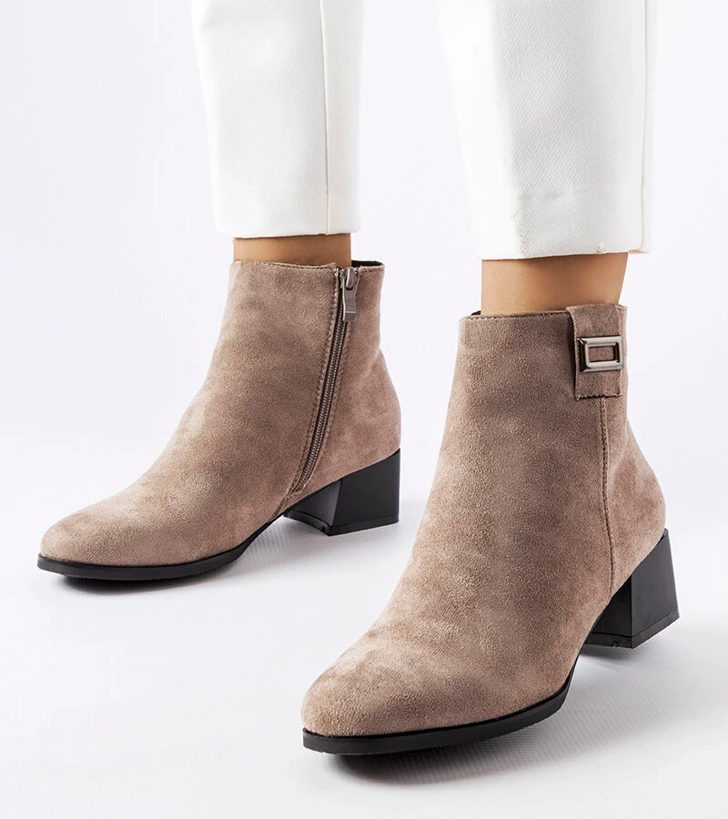 Graue gefütterte Stiefeletten mit niedrigem Absatz von Macomb