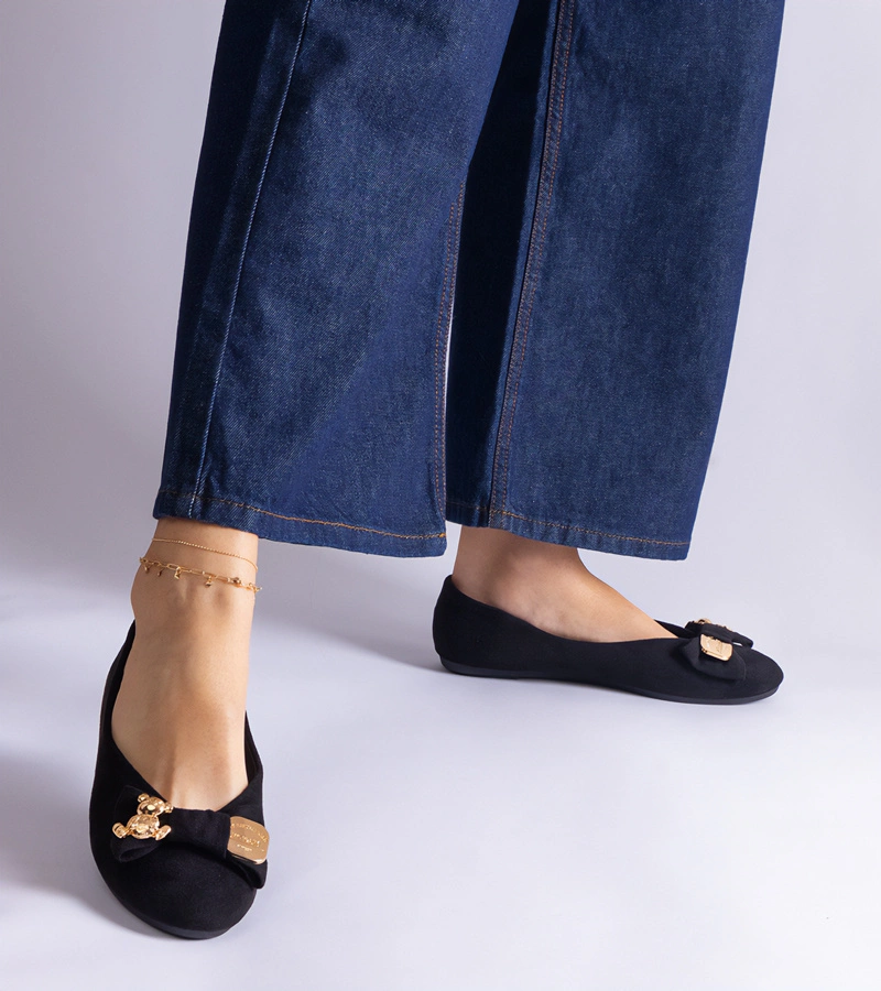 Schwarze Ballerinas verziert mit Schleife und Brosche Esdras