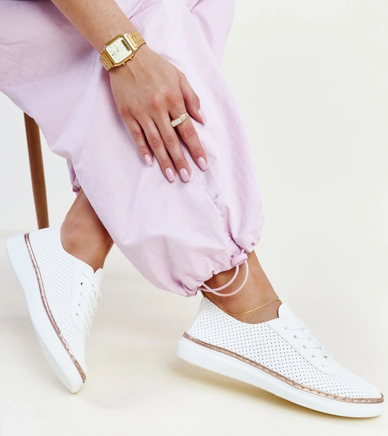 Weiße durchbrochene Turnschuhe Biserka