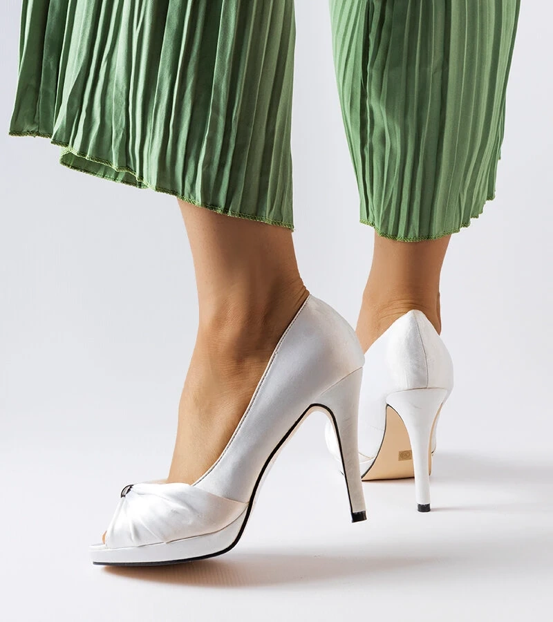 Weiße Pumps mit offener Spitze von Paré