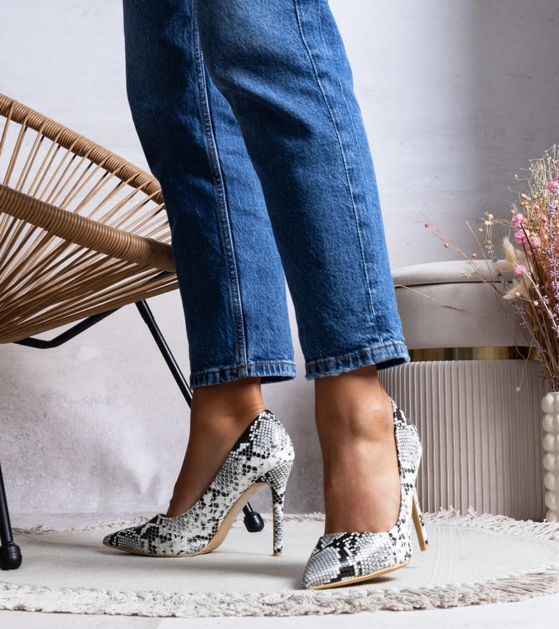 Weiße Stilettos von Efrem