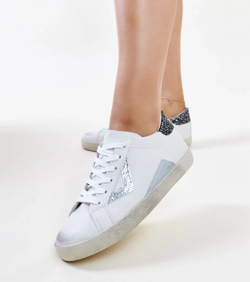 Weiße Sneakers mit "Abnutzungseffekt" von Gombola