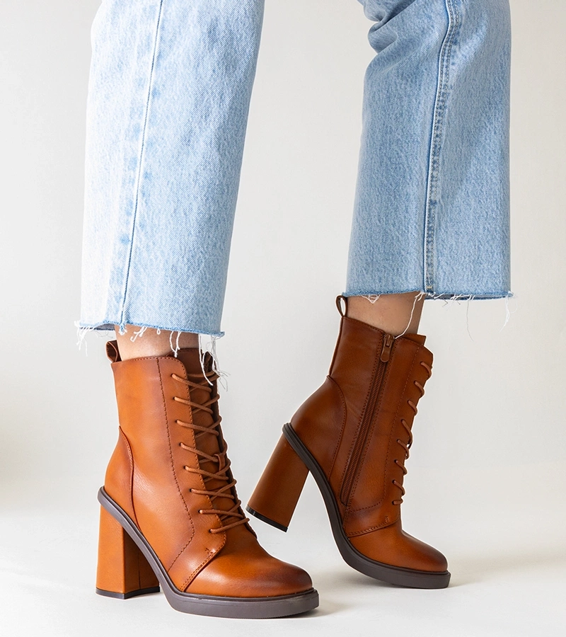 Brune Stiefeletten mit Blockabsatz aus Kunstleder von Gergesas.