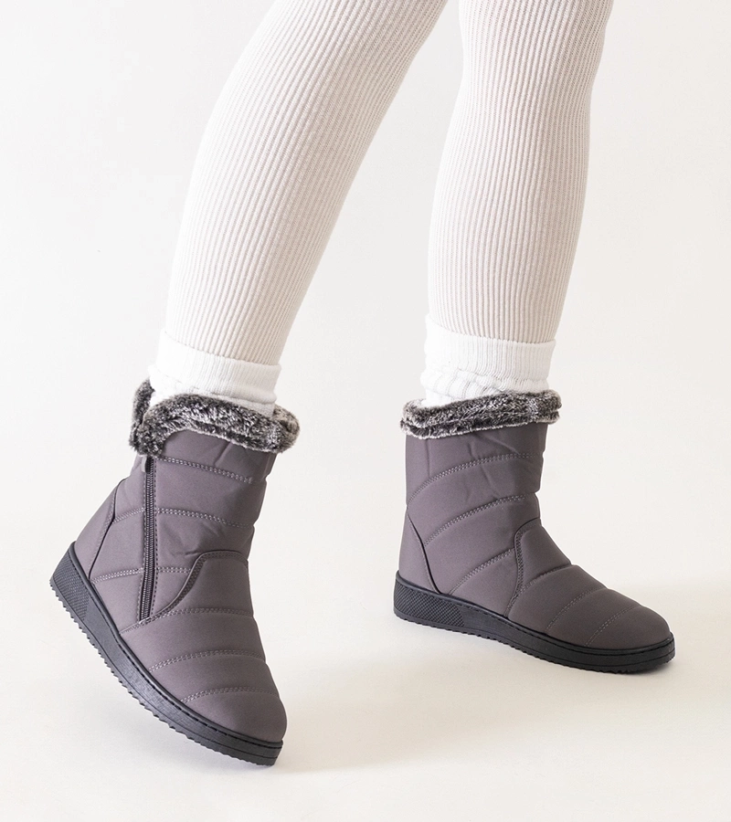 Szare śniegowce zdobione futerkiem Khitem po niemiecku to: **Graue Schneestiefel mit Fellverzierung von Khitem**.