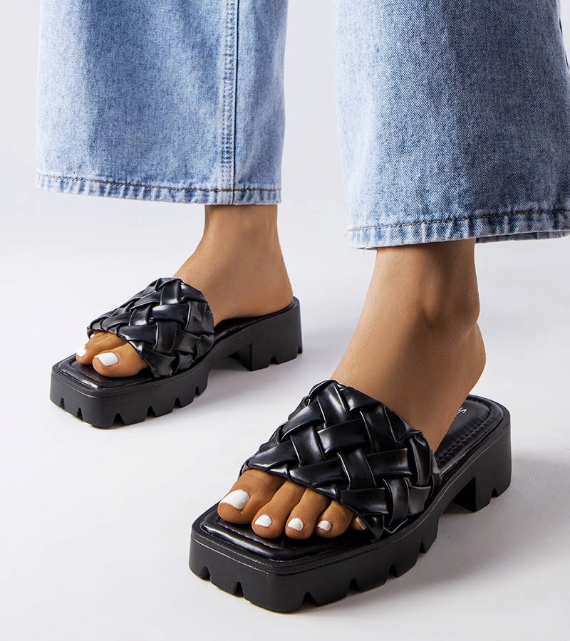 Schwarze Sandalen mit Traktorsohle Lora