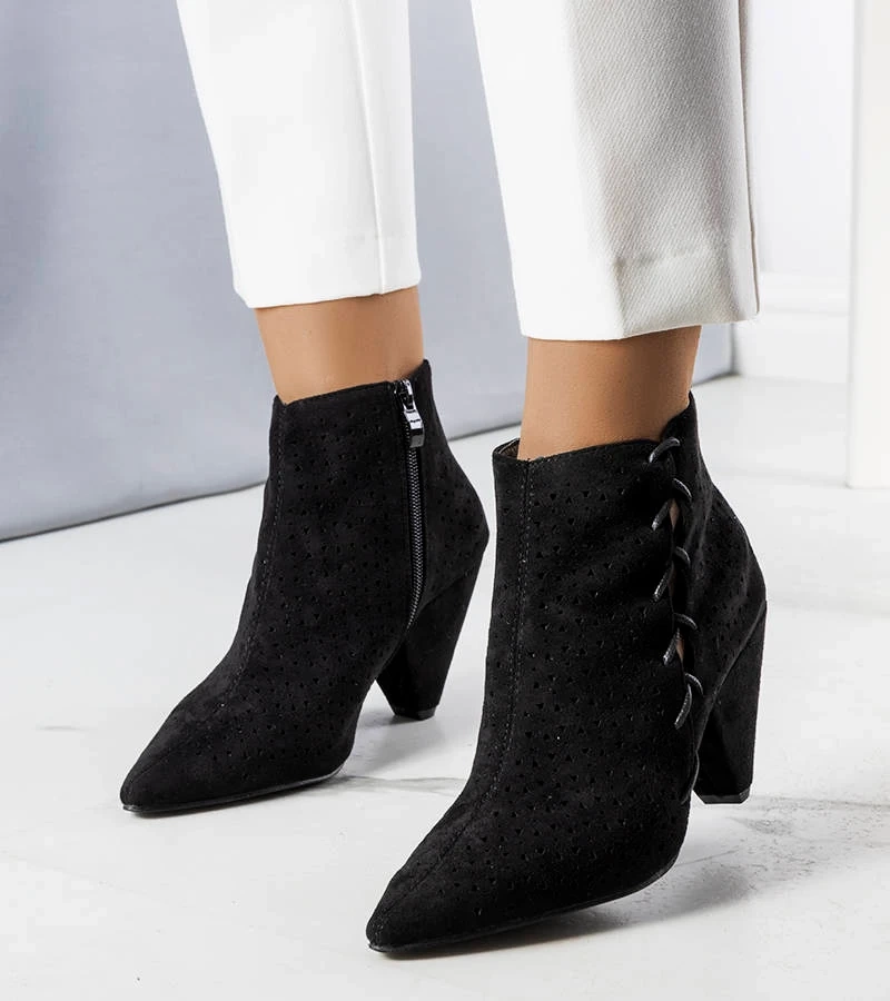 Schwarze durchbrochene Collins Stiefeletten auf Blockabsatz