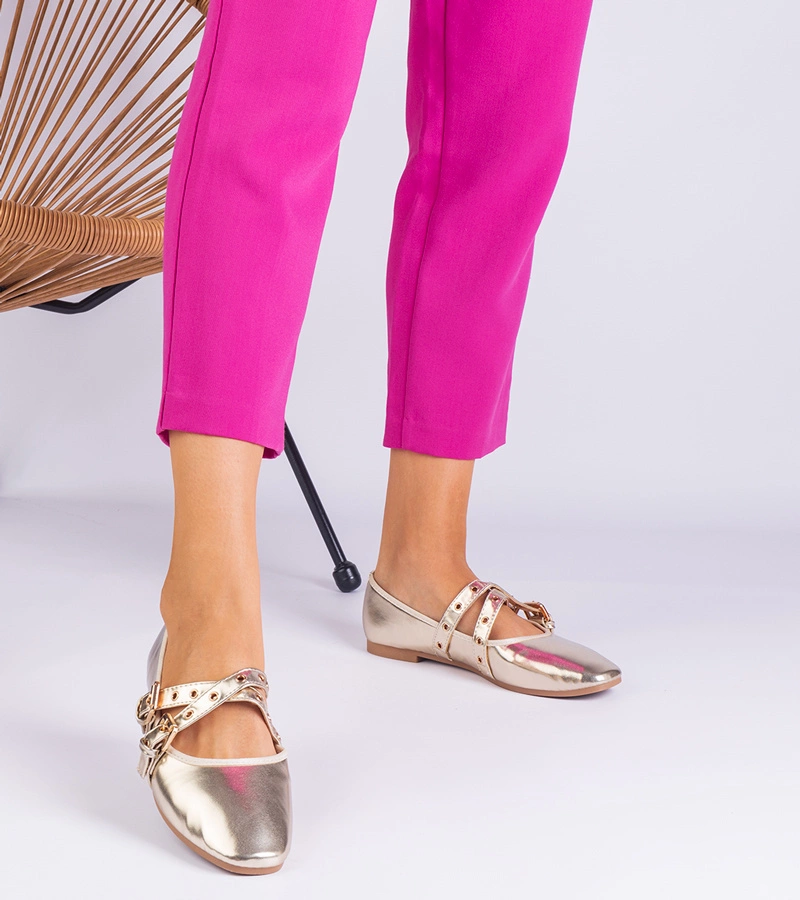 Goldene Ballerinas aus Kunstleder verziert mit Schnallen Emmarino