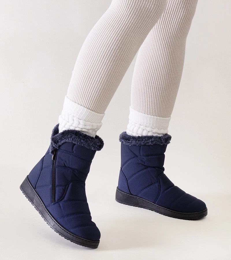 Granatowe śniegowce zdobione futerkiem Khitem po niemiecku to: **"Dunkelblaue Schneestiefel mit Khitem-Futter."**
