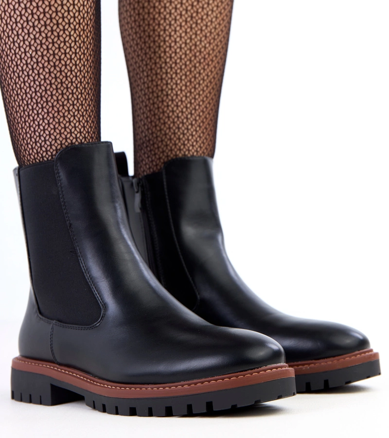 Schwarze Stiefeletten mit flacher Sohle und elastischem Einsatz Terrami