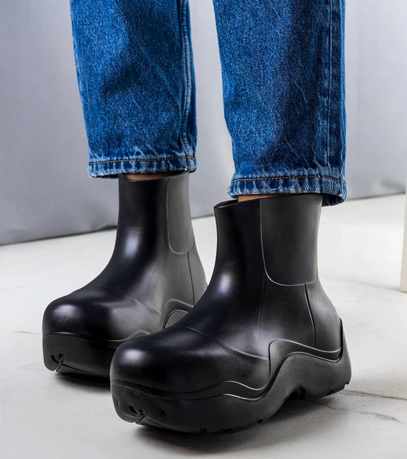 Schwarze Gummistiefel mit hohem Absatz von Frolo