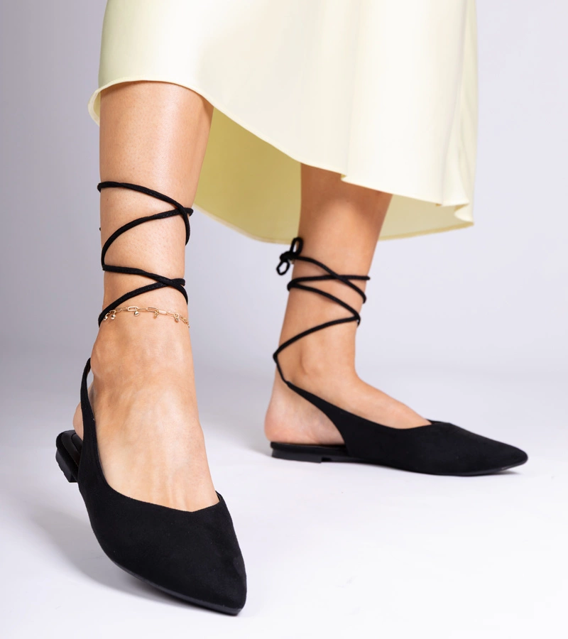 Schwarze flache Schnürpumps am Knöchel Karlioz