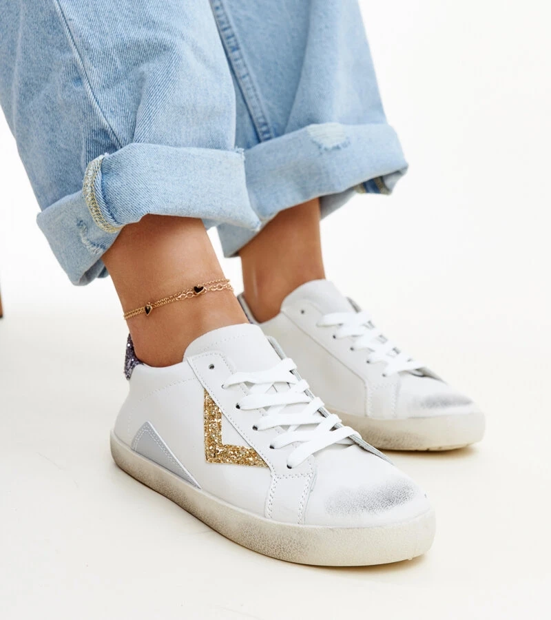 Weiße Sneakers mit "Abnutzungseffekt" von Gombola