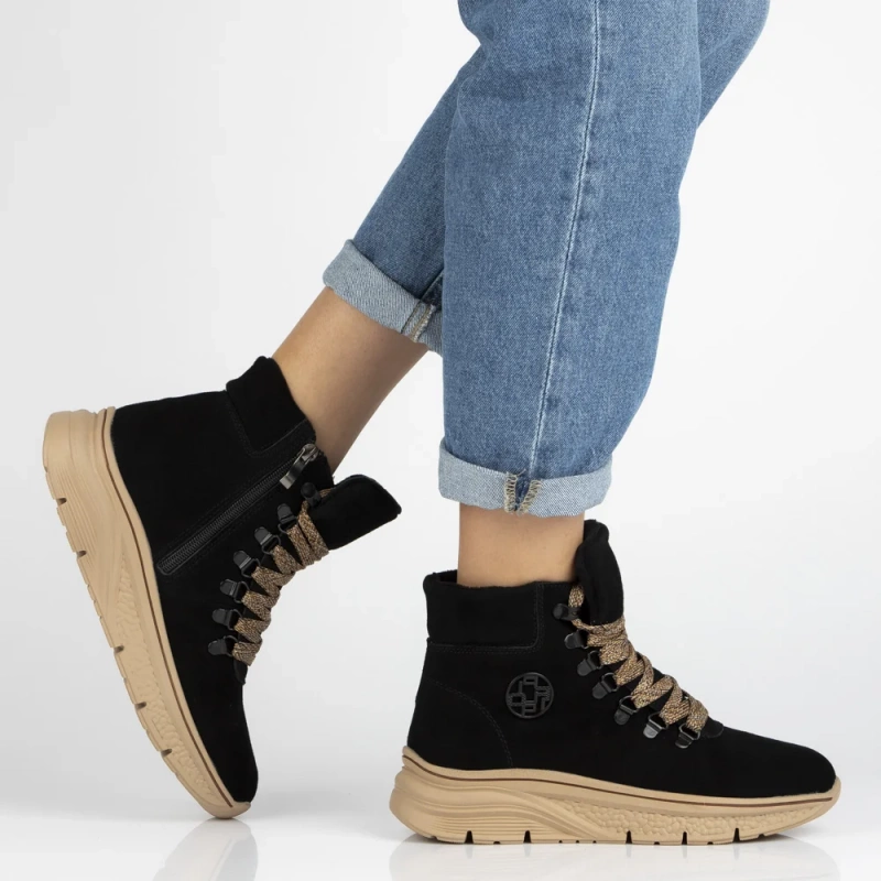 Schwarze Stiefeletten aus echtem Wildleder mit dekorativer Schnürung Grega