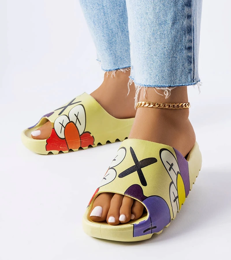 Grüne Pantoletten mit Lindale-Drucken