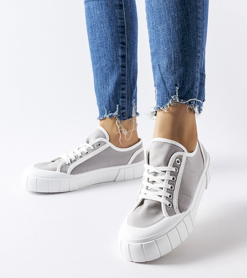 Graue Turnschuhe auf dicker Plattform von Egidio