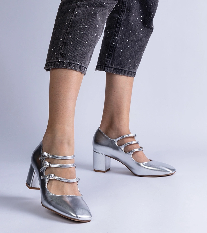 Silberne Pumps mit Blockabsatz und dekorativen Schnallen Izida