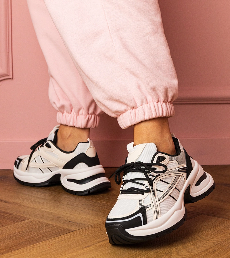 Weiß-schwarze Sportsneaker mit massiver Sohle Manora