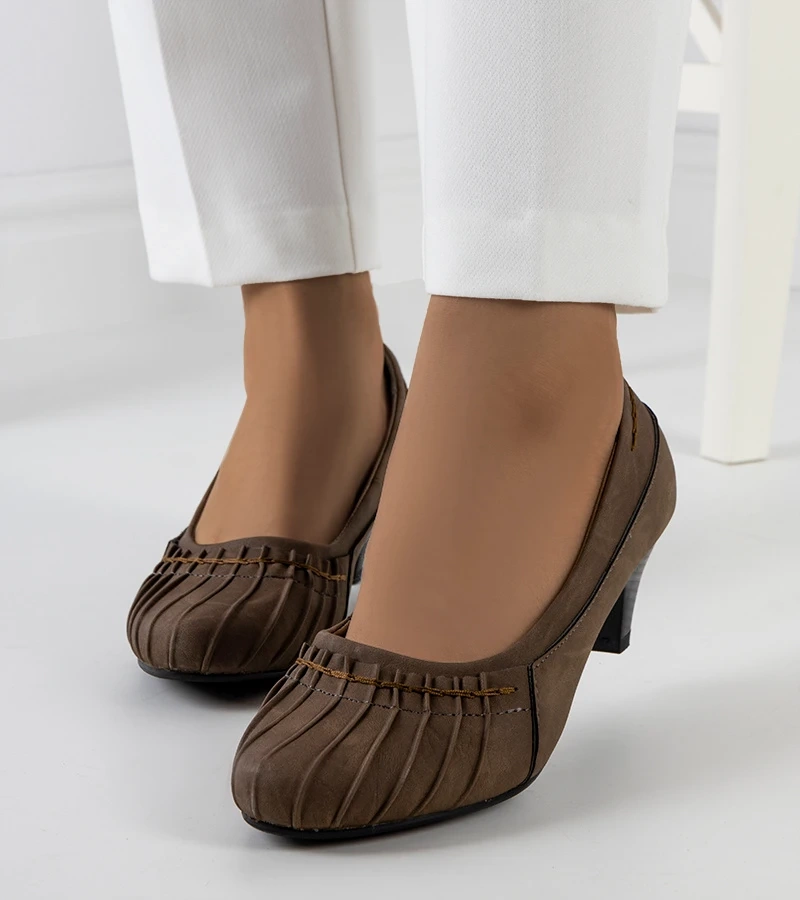 Braune Santro Pumps mit Raffung