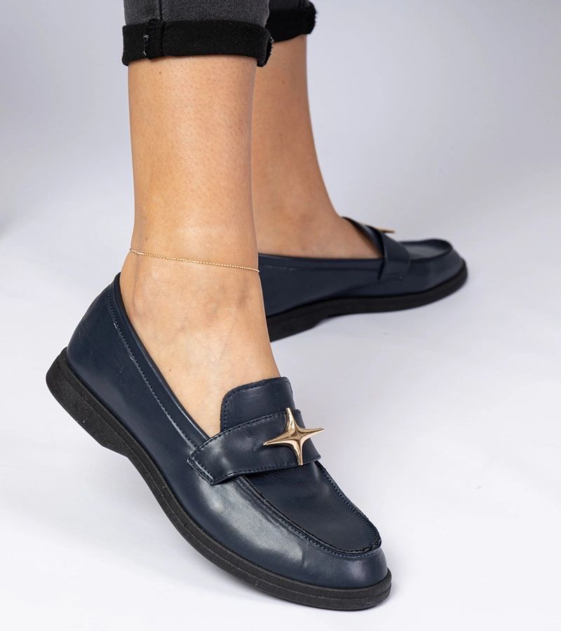 Marineblaue Damenmokassins mit goldener Verzierung Senna