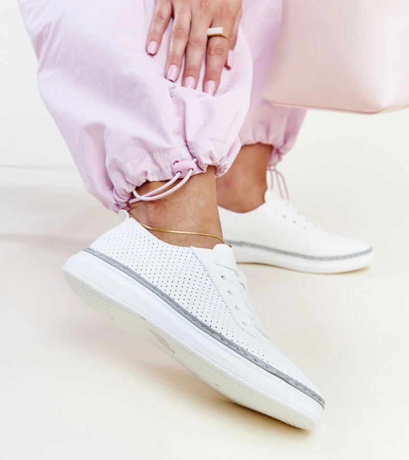 Weiß-graue durchbrochene Tennisschuhe von Biserka