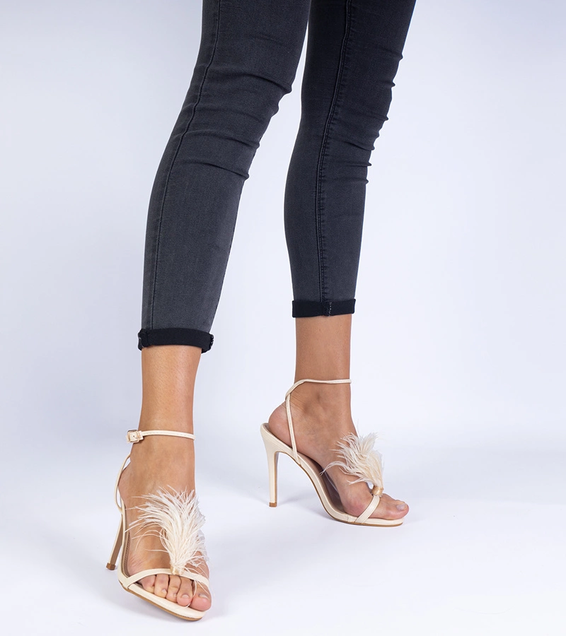 Beige High-Heel-Sandalen mit Federn Arisat