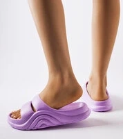 Lila Gummisandalen von Geneve