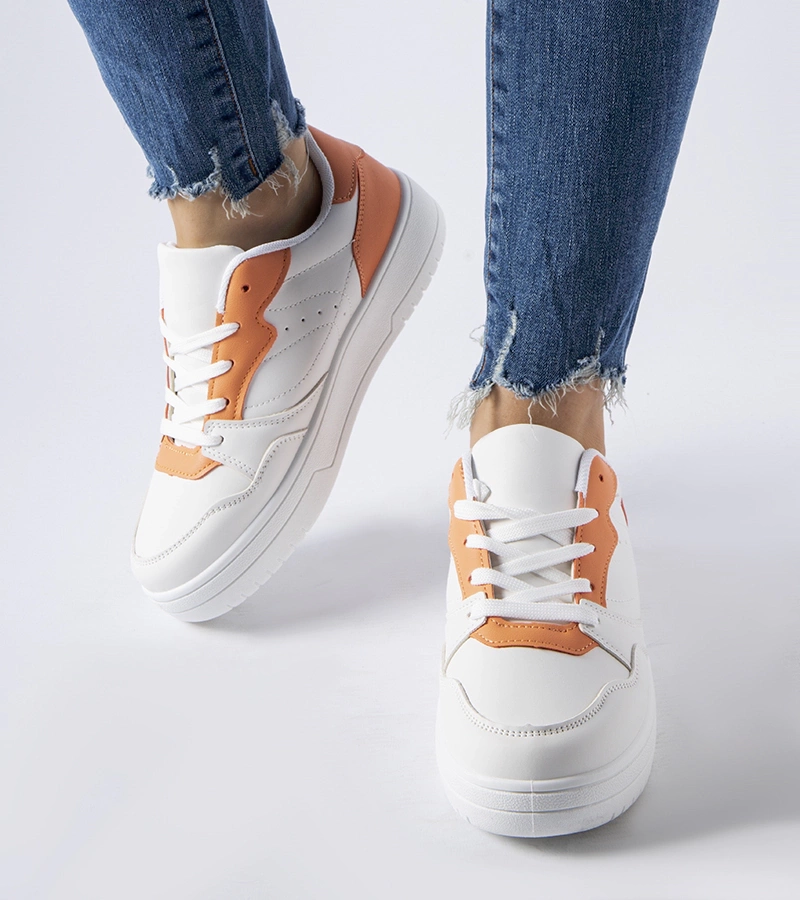 Weiße Schuhe mit orangefarbenem Akzent von Fournie