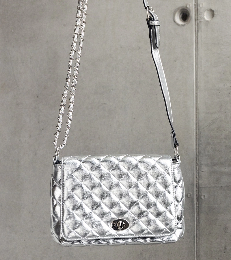 Silberne gesteppte Quartilla Umhängetasche