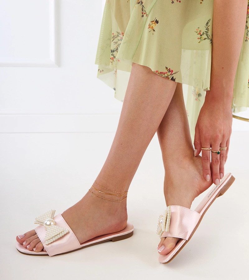 Beige Satin-Pantoletten mit Schleife und Perlen Perlino