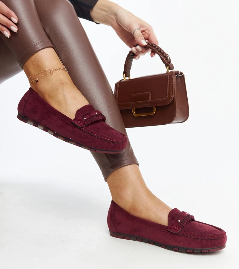 Bordeauxrote Mokassins mit dekorativem Streifen Widaad