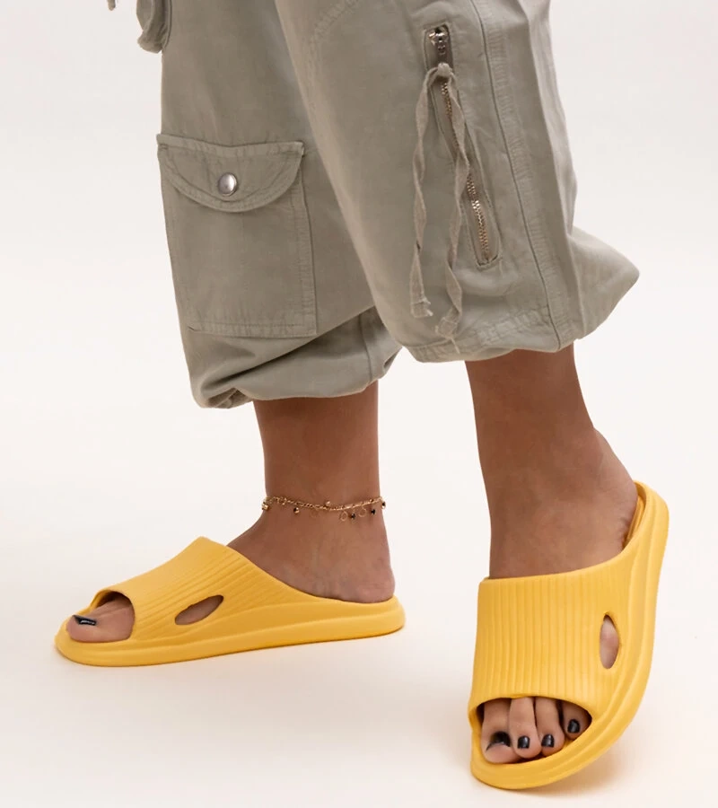 Gelbe Schaumstoff-Flip-Flops von Myrtile