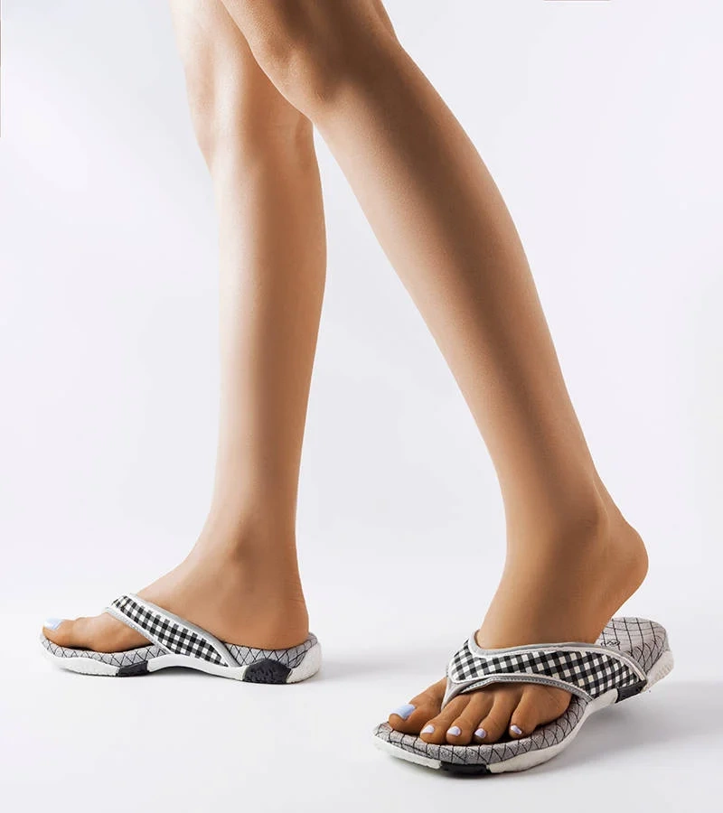 Grau-schwarze textile Mareta Flip-Flops