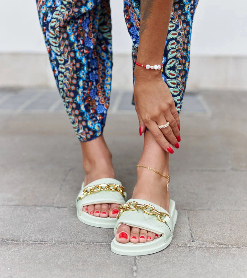 Beżowe klapki z łańcuchem Levy