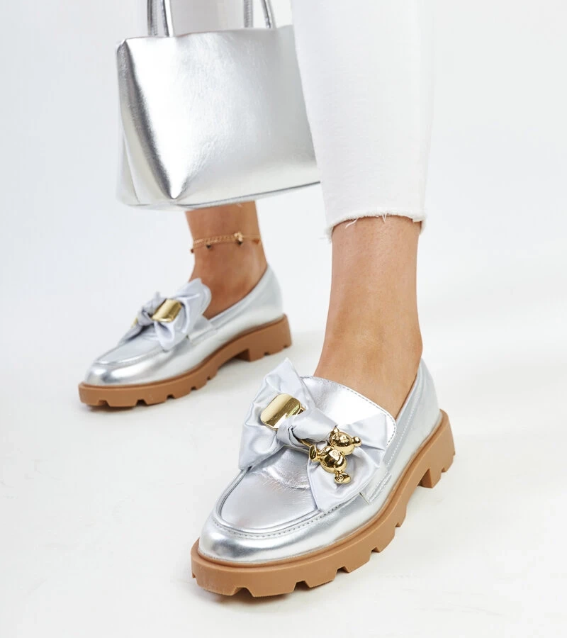 Silberne Mokassins mit dekorativer Brosche von Bogumil