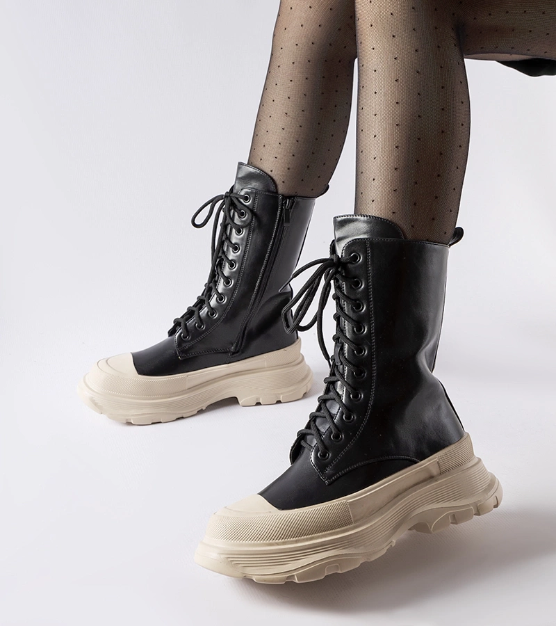 Schwarze Stiefel mit dicker beigefarbener Sohle von Crosia