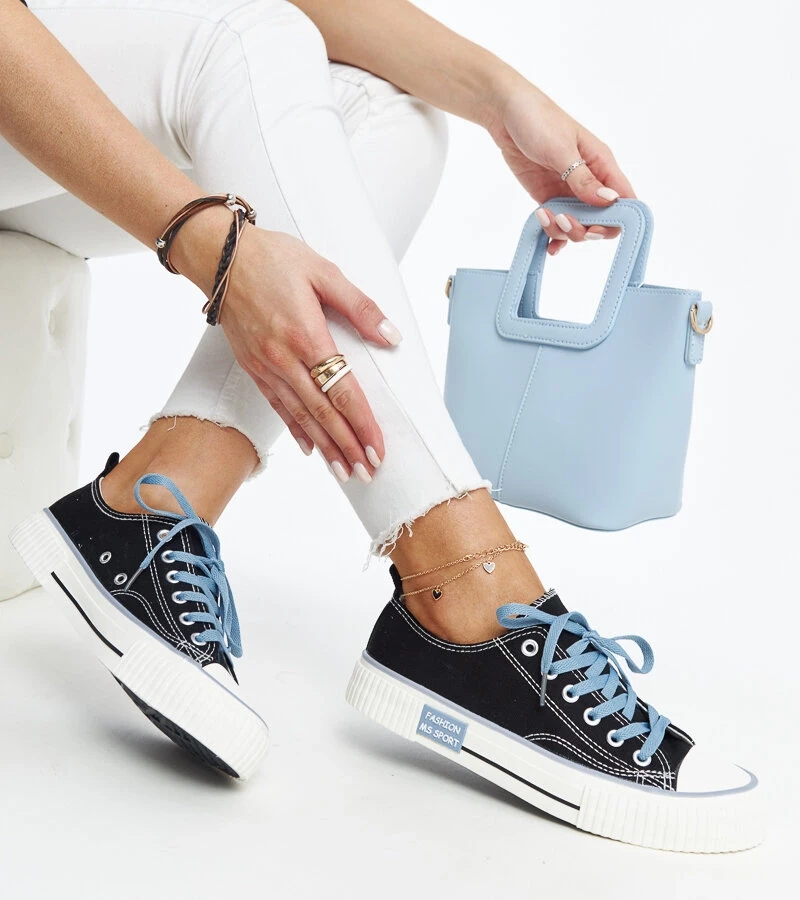 Schwarze Turnschuhe mit bunten Schnürsenkeln Jadranka