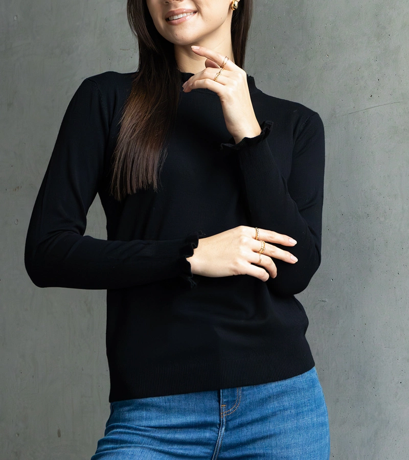 Czarny miękki sweterek zdobiony falbanką Luel po niemiecku to:

"Schwarzer weicher Pullover mit Rüsche von Luel."