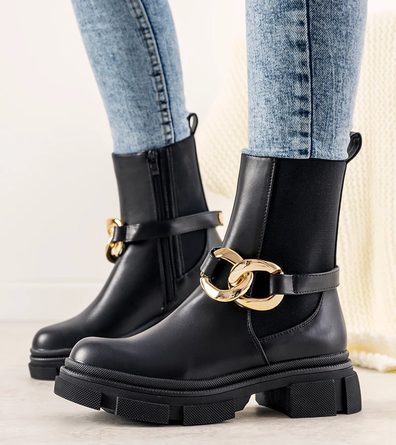 Schwarze Stiefeletten mit Trinity-Kette