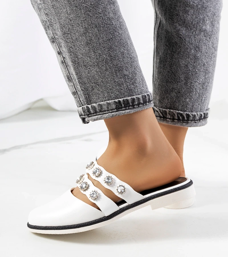 Weiße Pantoletten mit Nieten von Asselt