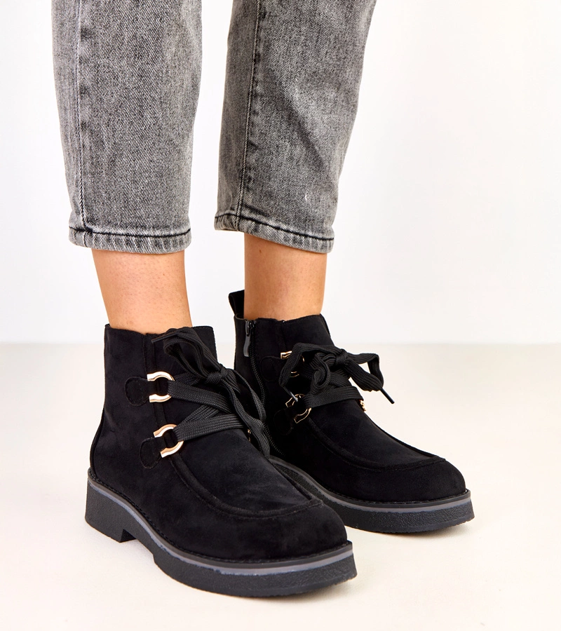 Schwarze gefütterte Stiefeletten mit dekorativen Schnürsenkeln Katrins