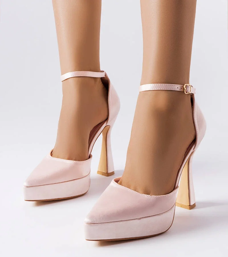 Beige Pumps auf hohem Blockabsatz von Lowell