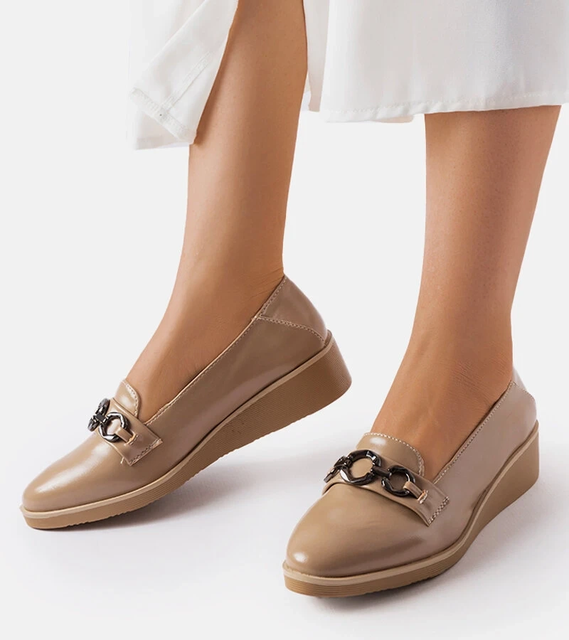 Beige lackierte Erin Keilabsatz Mokassins