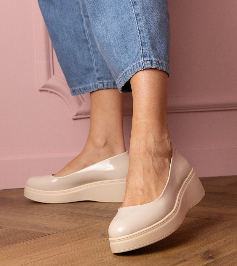 Beige Lackhalbschuhe auf Plateausohle Nikara