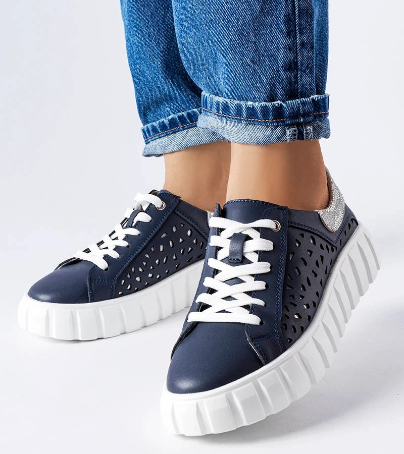 Marineblaue Sneaker mit Patch-Einsätzen