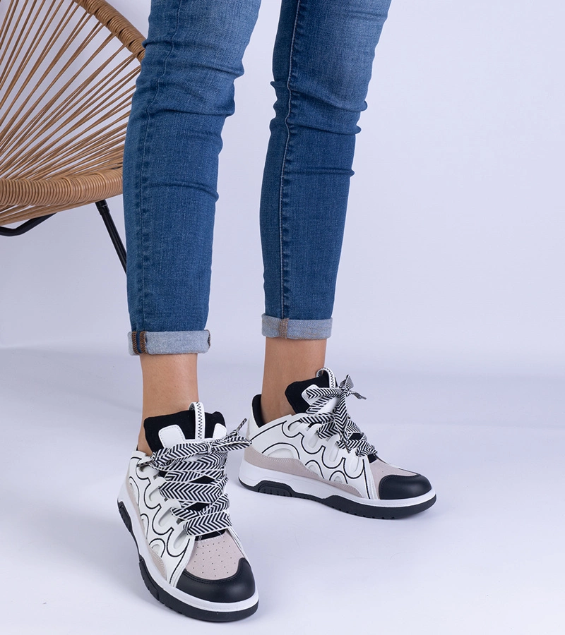 Schwarze Damensneaker mit dekorativer Schnürung Grejs