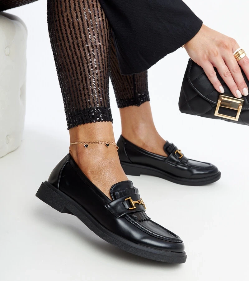 Schwarze Mokassins mit Schnalle von Laurela