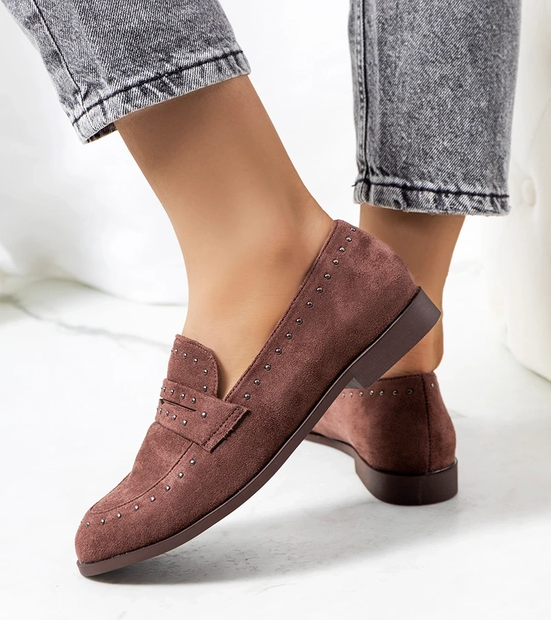 Braune Lederschuhe mit Nieten von Ishana