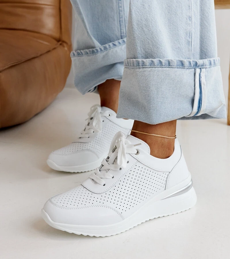 Weiße Leder-Sneaker mit Keilabsatz von Rushd