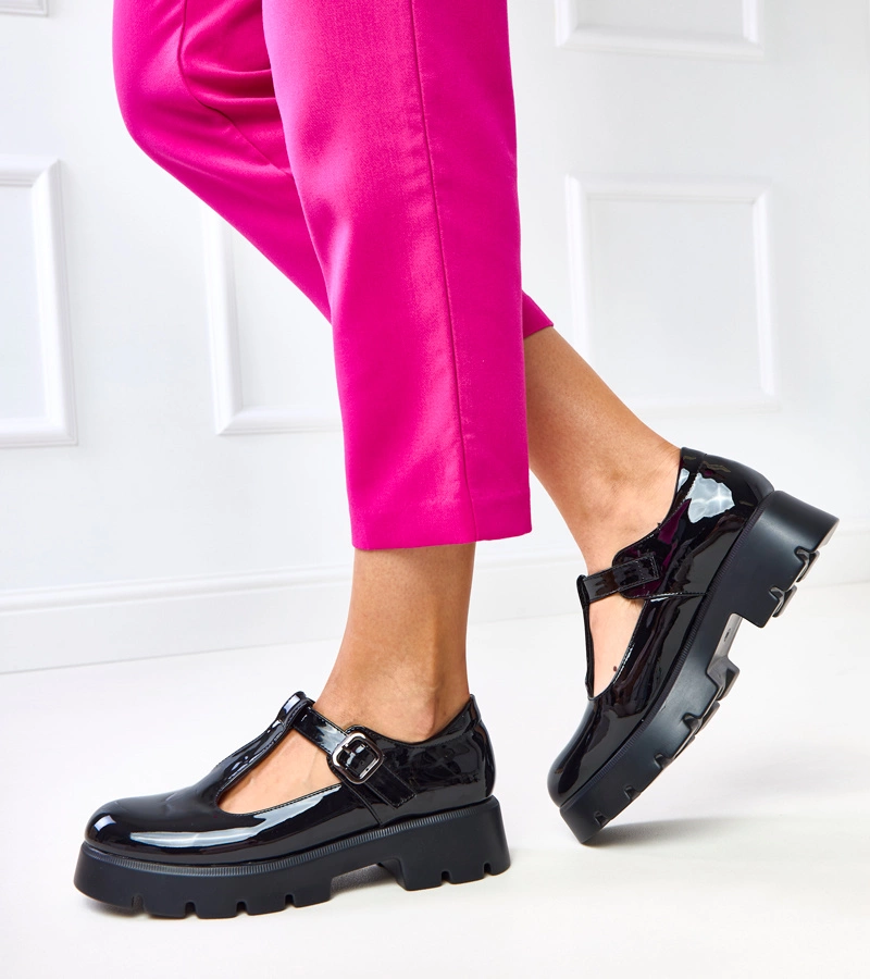 Schwarze lackierte Pumps mit Absatz und Verschluss Juliska