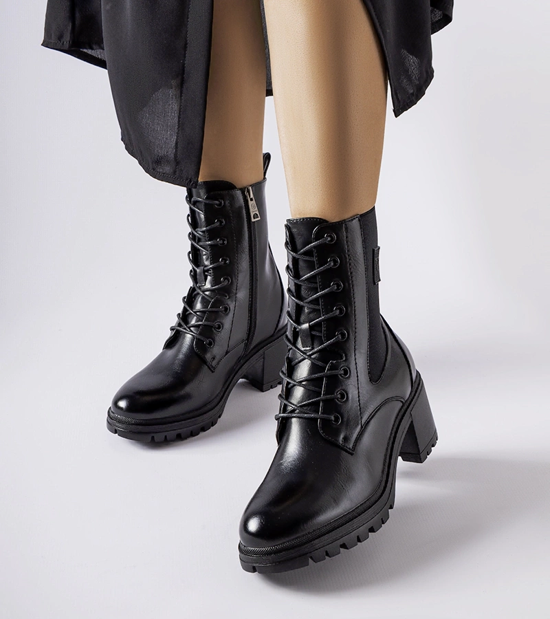 Schwarze, gefütterte Stiefeletten mit Blockabsatz von Vinceza